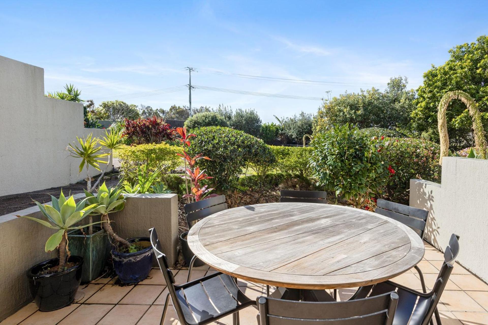 2 2 Orealla Crescent Sunrise Apartment *
